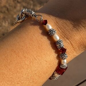 Bead bracelet silvertone, red, white 8”